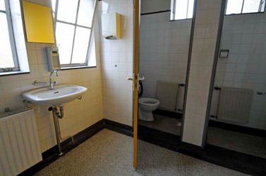 <p>Toiletten met terrazzovloer op de verdieping naast de trap. De vensters zijn voorzien van kathedraalglas. </p>
